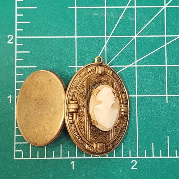 Vintage Cameo Brass Locket Pendant - Picture 3 of 9